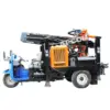 Perforadora de pozos de agua móvil de 200 m con triciclo para perforar rocas, camión, remolque y tractor.